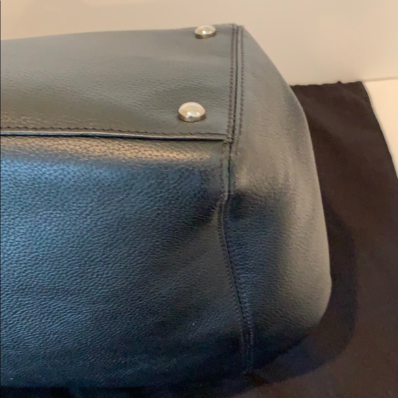 Authentic CHANEL black leather tote - Picture 4 of 8